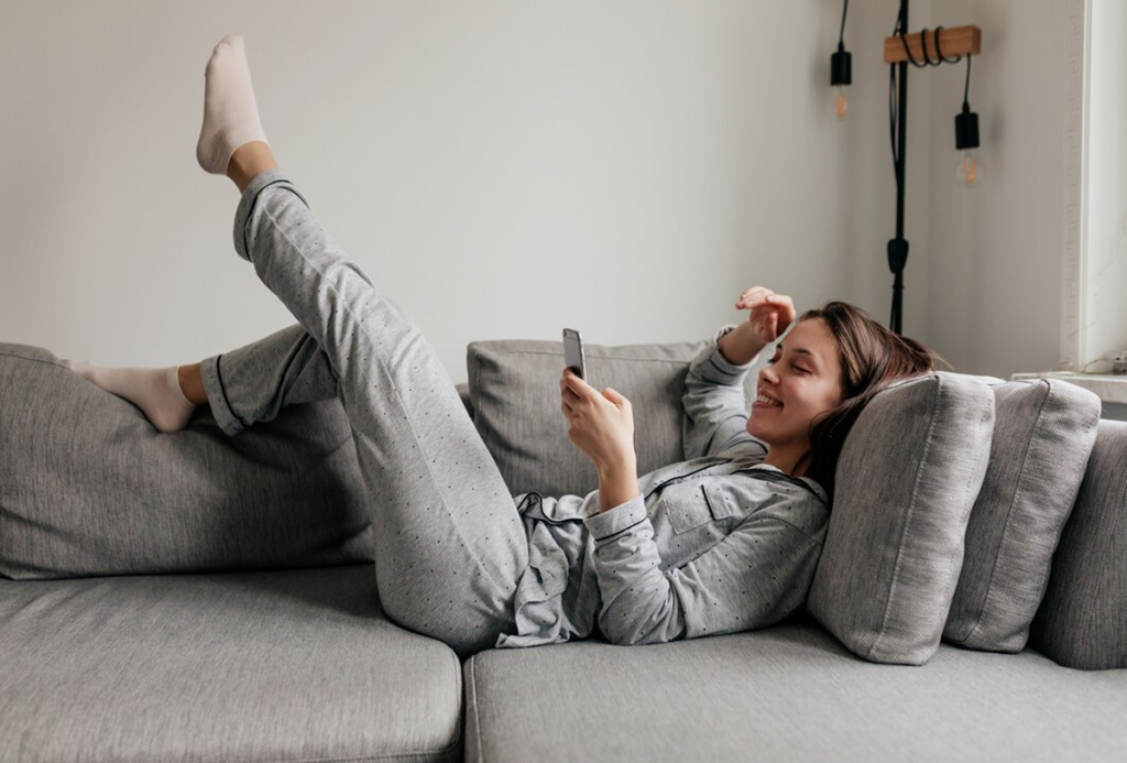 Девушка на диване.png